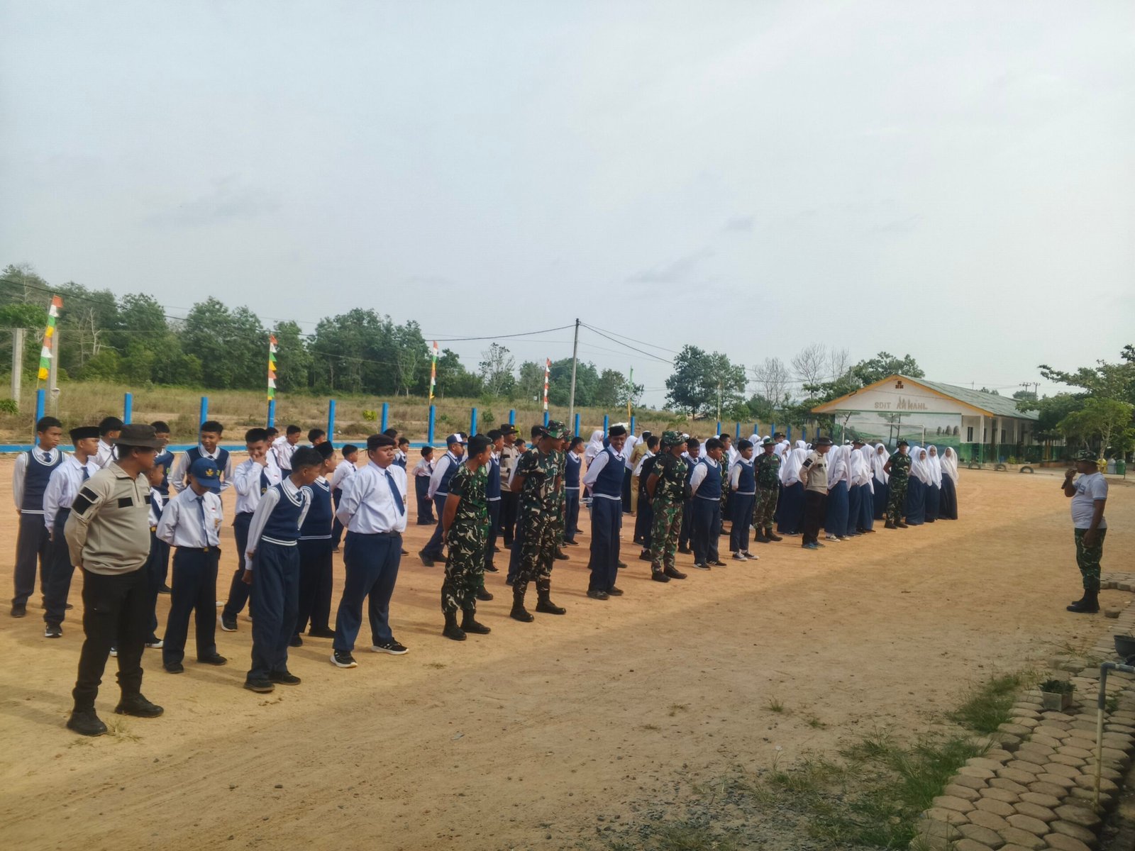 Sinergi Prajurit TNI dan Generasi Muda, Satgas TMMD ke-129 Bahu-Membahu Bersama Pelajar di Teluk Lobam