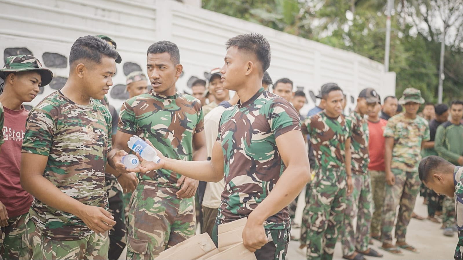 Jaga Kebugaran, Satgas TMMD Ke-129 Bagikan Minuman kepada Anggota