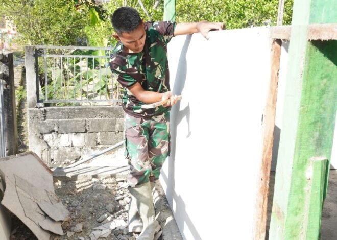 TMMD Ke-129 Kodim 0812/Lamongan: Sentuhan Kasibot dan Kayu Anggota Satgas Baharui Pagar Mushola Desa Tlemang