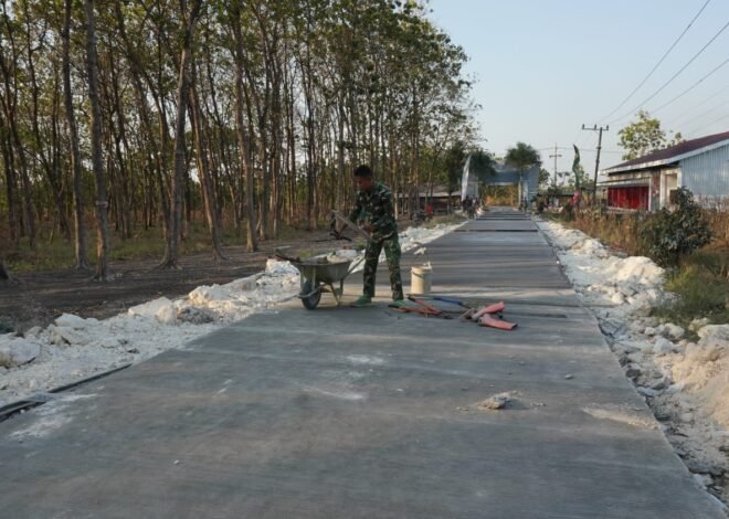 Melawan Terik demi Harapan Desa: Satgas TMMD 0812 Lakukan Penyempurnaan Detail Jalan Beton Tlemang