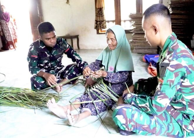 Gagah di Lapangan, Telaten Menganyam Janur: Potret Kemanunggalan Satgas TMMD 129 Bojonegoro di Kesongo