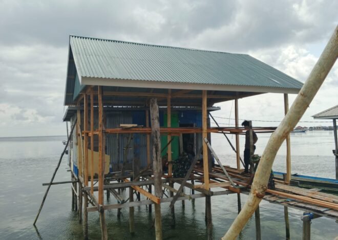 Pemasangan Gelagar Lantai, Renovasi RTLH Ibu Syamsiah Terus Berprogres