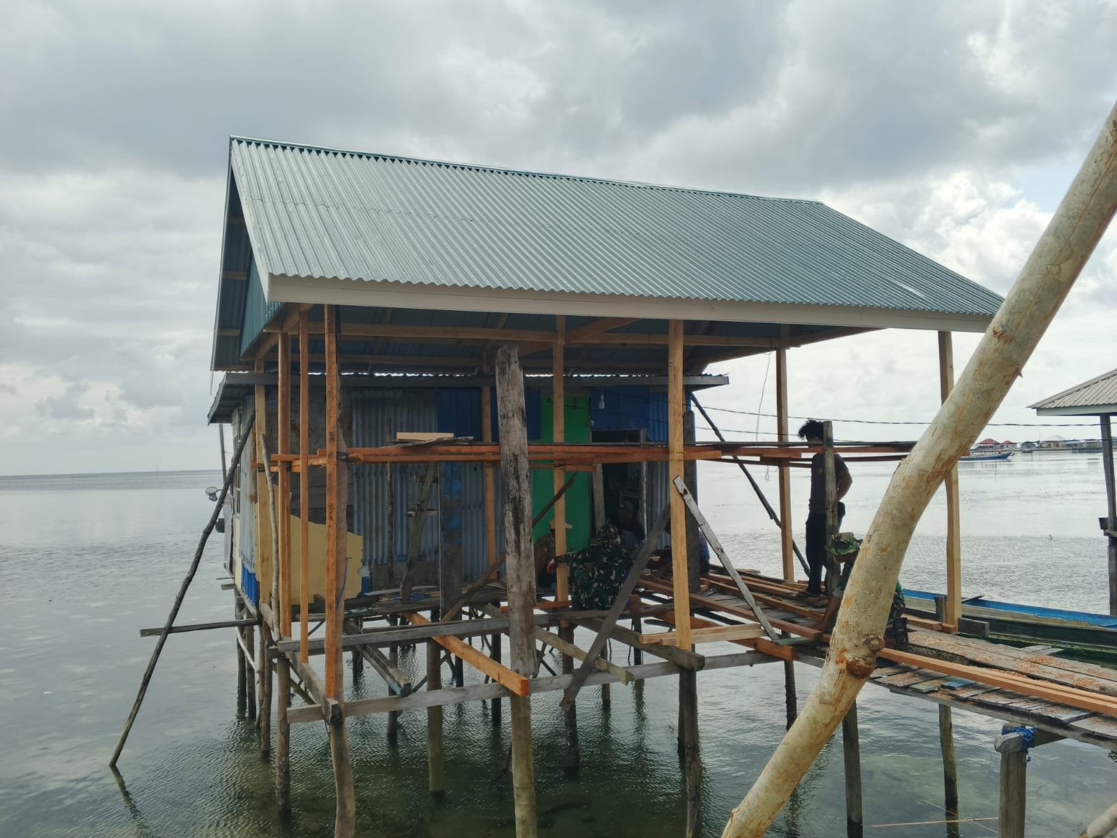 Pemasangan Gelagar Lantai, Renovasi RTLH Ibu Syamsiah Terus Berprogres