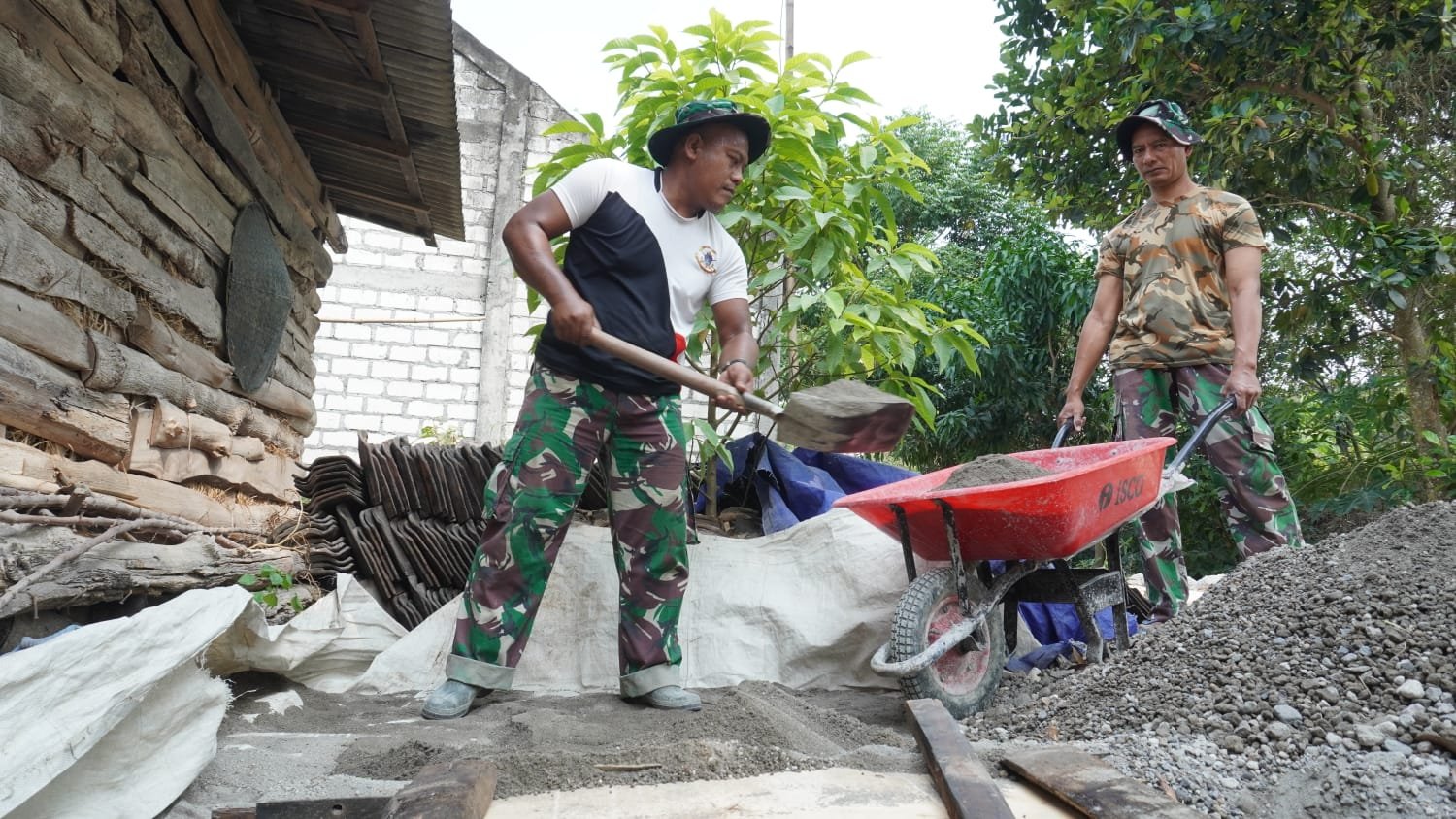 Dari Ayunan Sekrop dan Sorongan Arko: Peluh Pratu Mar Yuda Ukir Senyum dan Harapan Warga Dusun Bakon