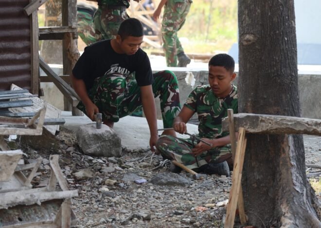 Kepiawaian anggota Satgas TMMD 129 kodim 0812 Lamongan: Memotong Besi untuk patok pemasangan begesting jalan Rabat Beton