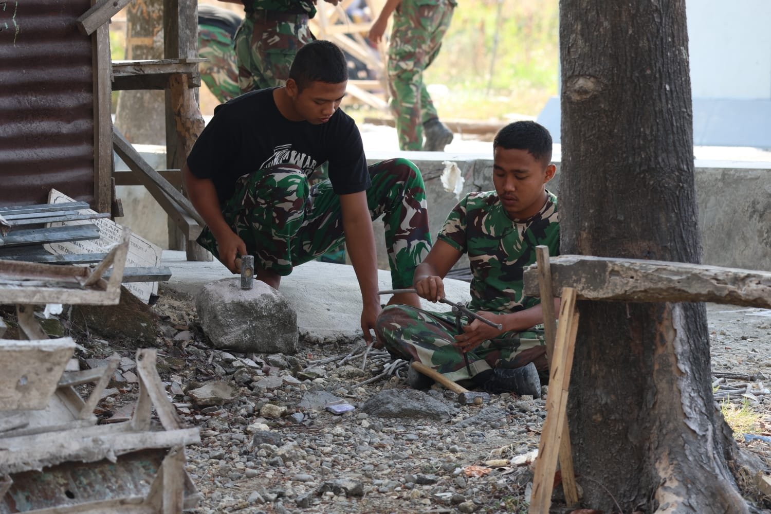 Kepiawaian anggota Satgas TMMD 129 kodim 0812 Lamongan: Memotong Besi untuk patok pemasangan begesting jalan Rabat Beton