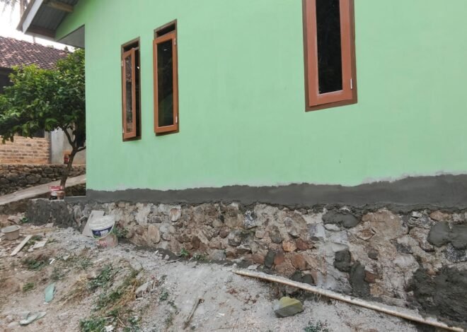 Menjelang Rampung, Satgas TMMD Rapikan Teras Rumah Bapak Syahrul di Jalan Nangka