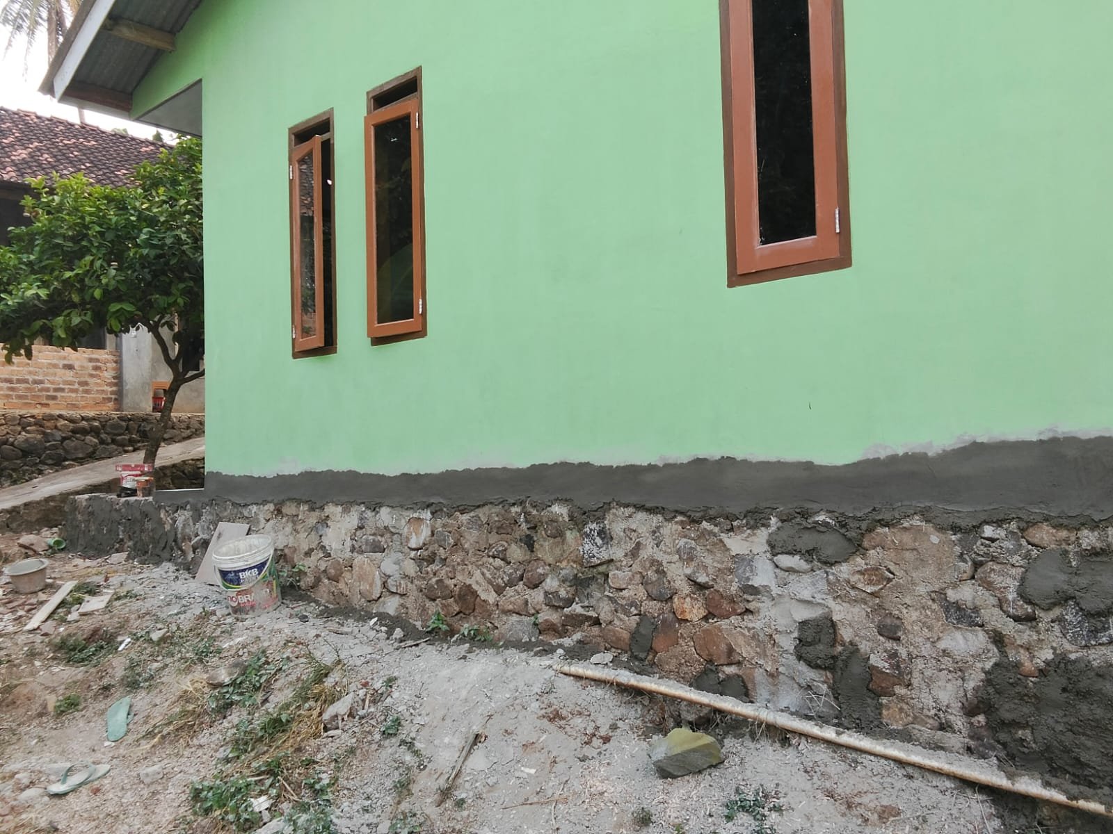 Menjelang Rampung, Satgas TMMD Rapikan Teras Rumah Bapak Syahrul di Jalan Nangka