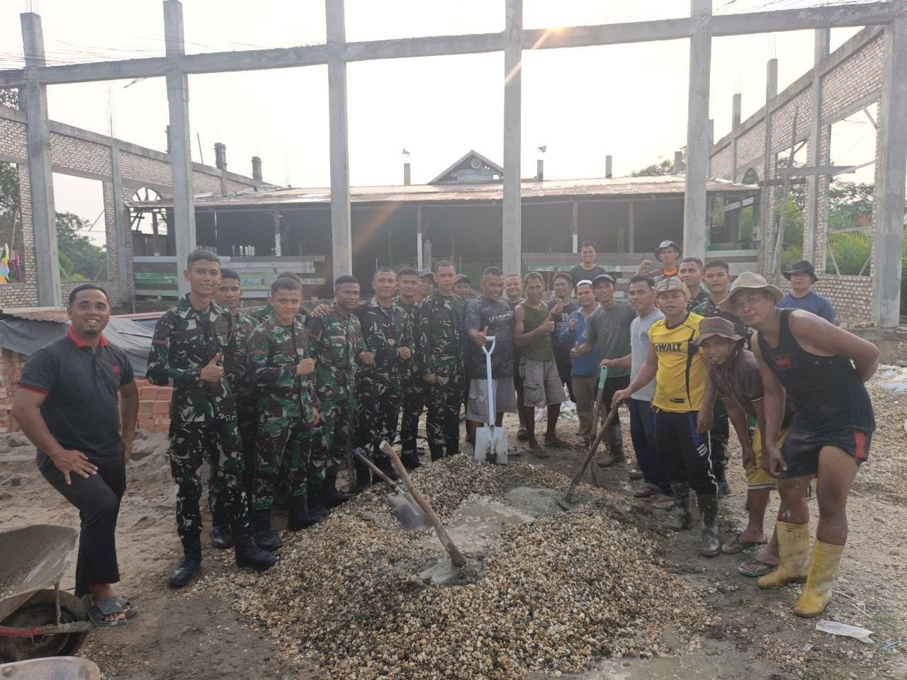 Memasuki H-3 Penutupan, Satgas TMMD ke-129 Kodim 0313/KPR dan Warga ‘Serbu’ Seluruh Titik Pembangunan di Pangkalan Terap