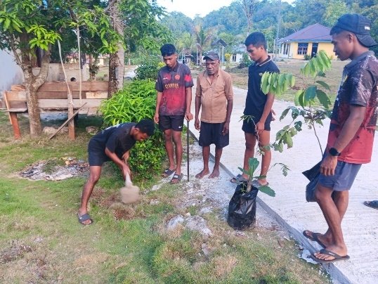 Kegiatan Penanaman Pohon di Sesor Sebagai Bentuk Kepedulian TNI