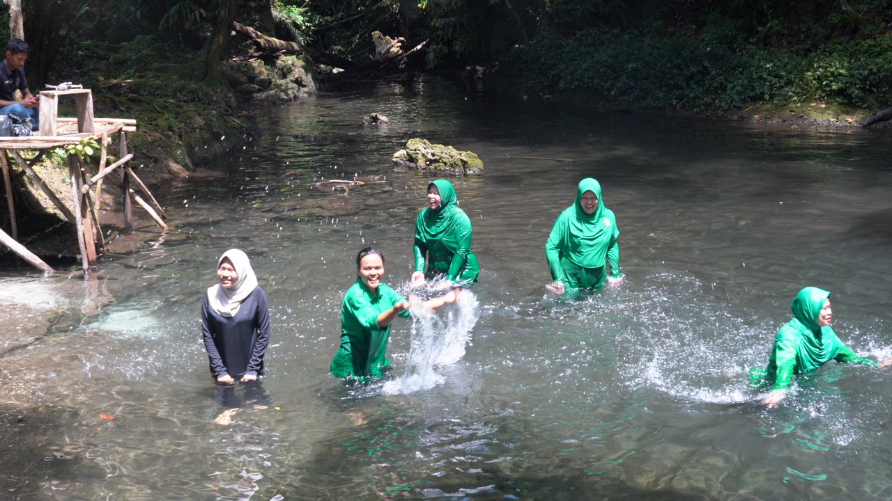 Keindahan Air Terjun Kampung Sesor Dirasakan Persit Usai Perbaikan Jembatan