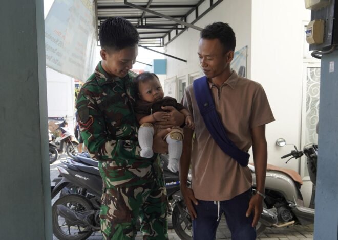 Sentuhan Hangat TMMD 129 Bojonegoro: Ketika Seragam Loreng Menjaga Senyum Sang Balita di Kesongo