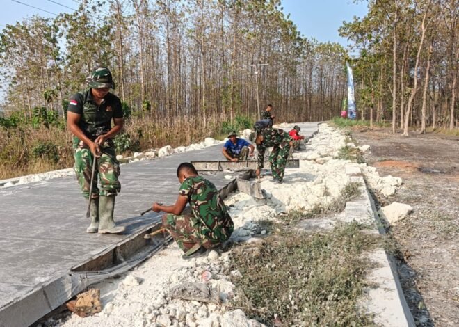 Beton Mengeras Sempurna, Satgas TMMD 129 Lakukan Pembongkaran Bekisting Jalan Rabat Beton Desa Tlemang