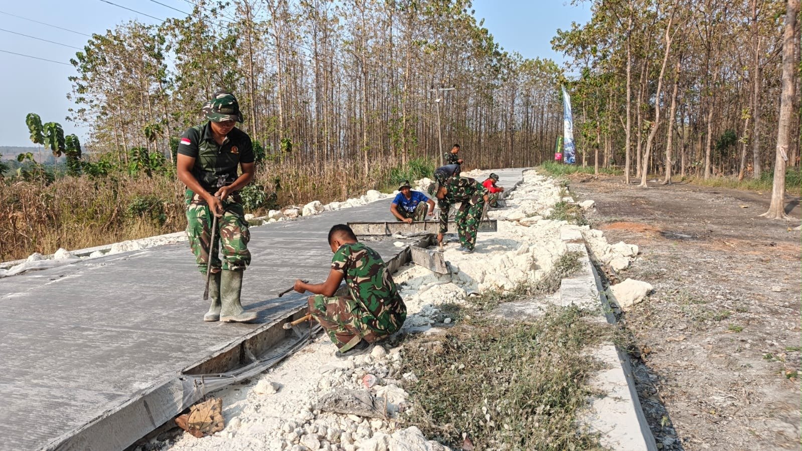 Beton Mengeras Sempurna, Satgas TMMD 129 Lakukan Pembongkaran Bekisting Jalan Rabat Beton Desa Tlemang