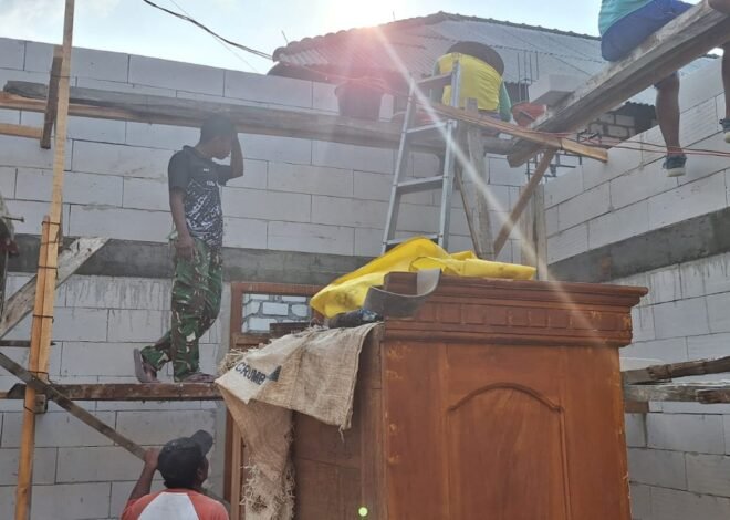​Menembus Batas, Menyemaikan Asa: Satgas TMMD 129 Kodim 0812 Lamongan Turun Tangan Susun Bata Rumah Nurhayati