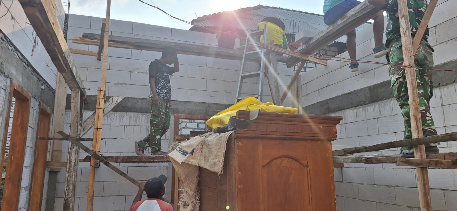 ​Menembus Batas, Menyemaikan Asa: Satgas TMMD 129 Kodim 0812 Lamongan Turun Tangan Susun Bata Rumah Nurhayati