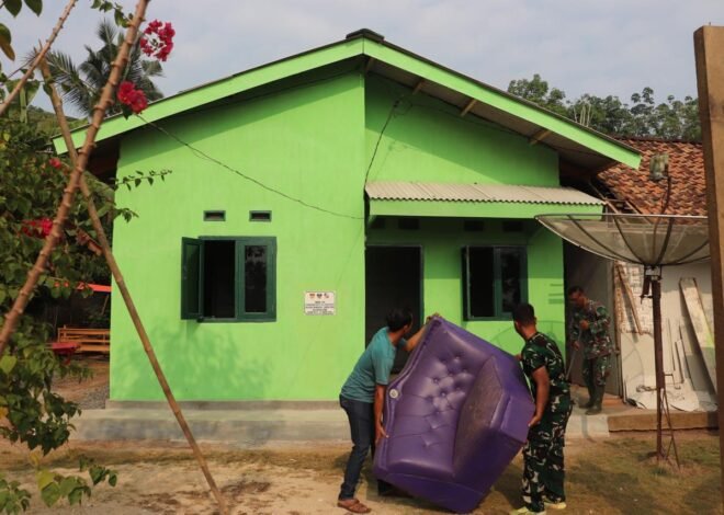 RLTH Selesai Dibangun, Satgas TMMD ke-129 Kodim 0412/Lampung Utara Gotong Royong Rapikan Rumah Bu Sri Astuti.