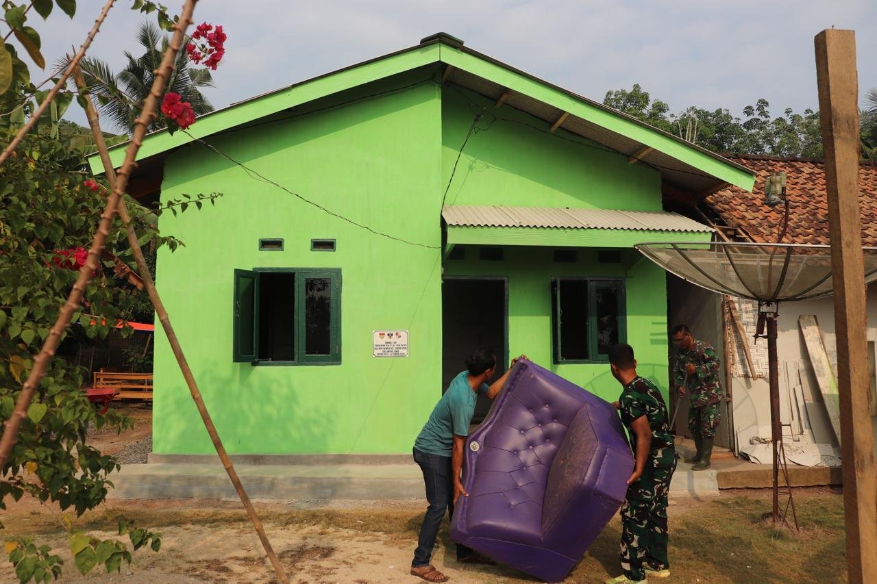 RLTH Selesai Dibangun, Satgas TMMD ke-129 Kodim 0412/Lampung Utara Gotong Royong Rapikan Rumah Bu Sri Astuti.