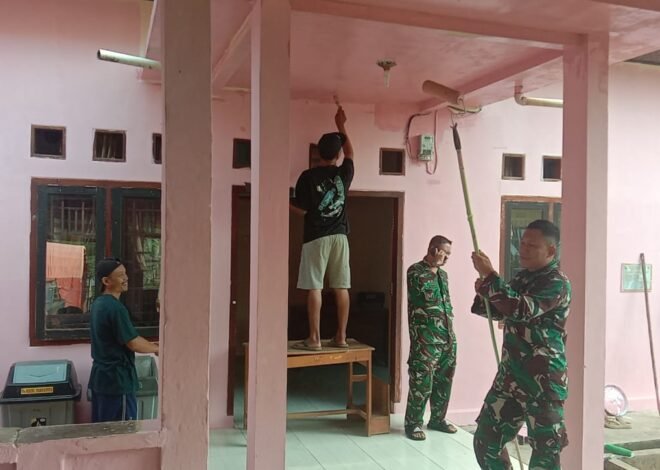 Wujud Manunggal TNI dan Rakyat, Pengecatan Kantor Desa Baru Raharja Sambut Kemerdekaan RI ke-81.