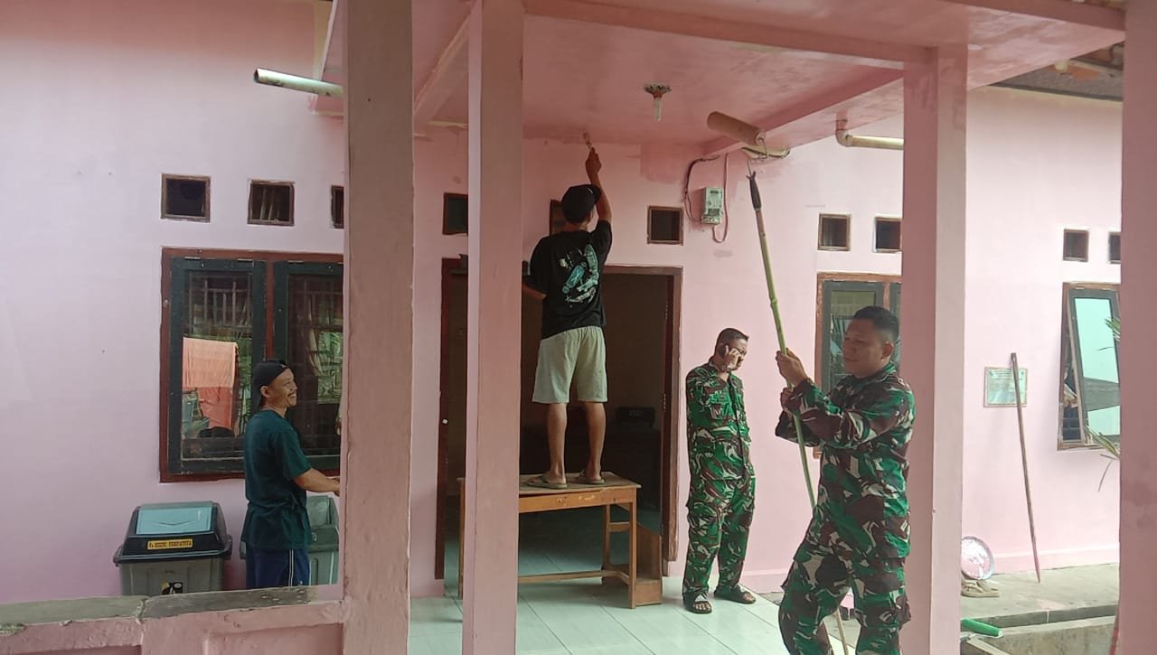 Wujud Manunggal TNI dan Rakyat, Pengecatan Kantor Desa Baru Raharja Sambut Kemerdekaan RI ke-81.