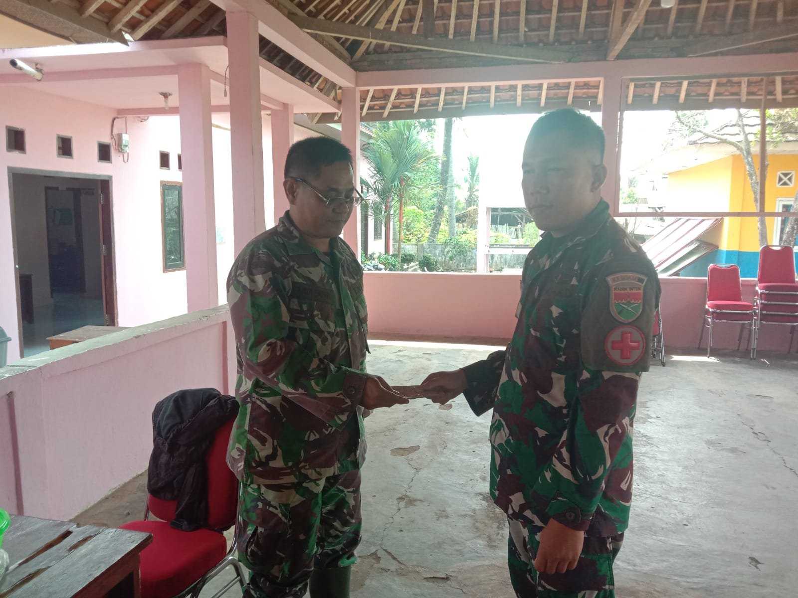 Jaga Kebugaran Personel, Tim Kesehatan Denkesyah Bandar Lampung Rutin Cek Kondisi Satgas TMMD ke-129.