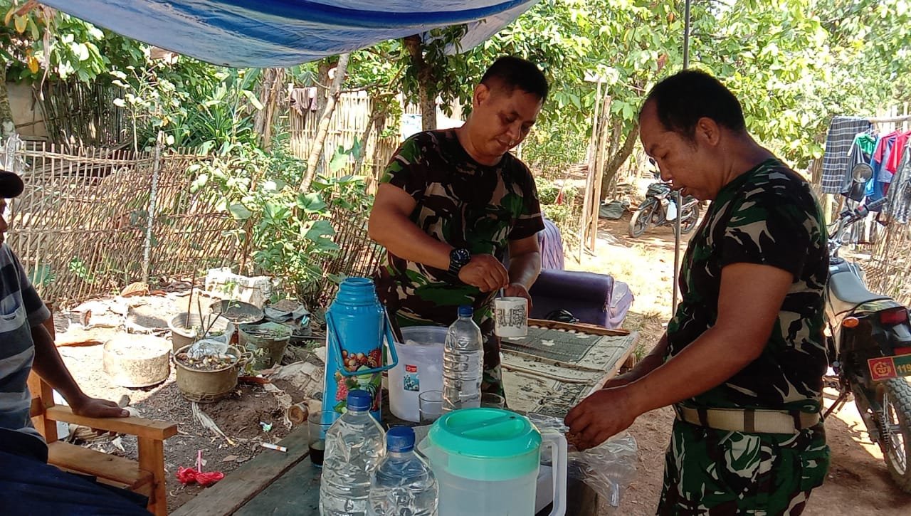 Akrab Tanpa Sekat, Momen Satgas TMMD ke-129 Pesta Es Dogan Gula Aren di Kediaman Ibu Seri