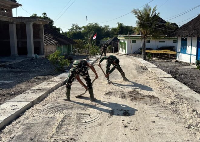 Wujud Nyata Gotong Royong: Satgas TMMD 129 Bojonegoro dan Warga Pacu Pembangunan Drainase demi Keawetan Jalan Desa
