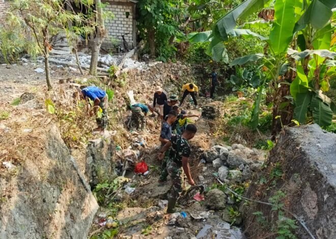 Melebur Bersama Warga, Satgas TMMD 129 Giatkan Pembersihan Saluran Irigasi Desa Tlemang Sebelum Pembangunan TPT