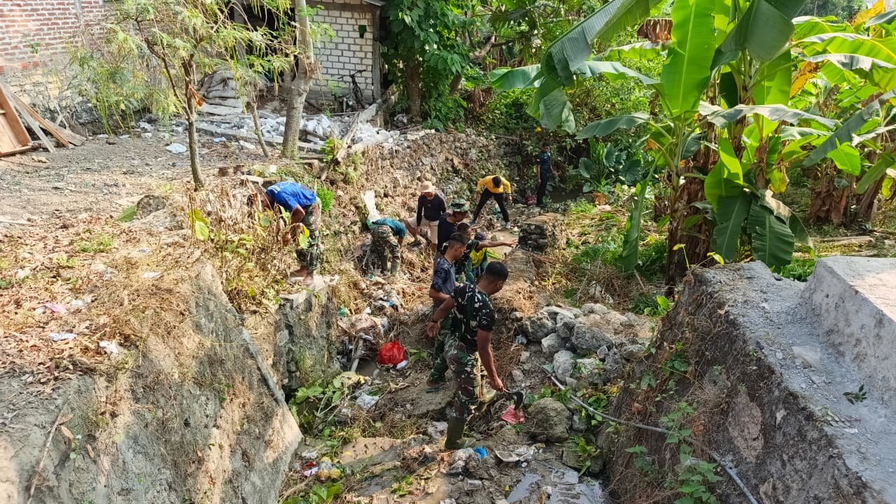 Melebur Bersama Warga, Satgas TMMD 129 Giatkan Pembersihan Saluran Irigasi Desa Tlemang Sebelum Pembangunan TPT