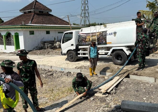 Senyum Mengembang: Satgas TMMD 129 Bojonegoro Grojok Air Bersih Door to Door di Kesongo