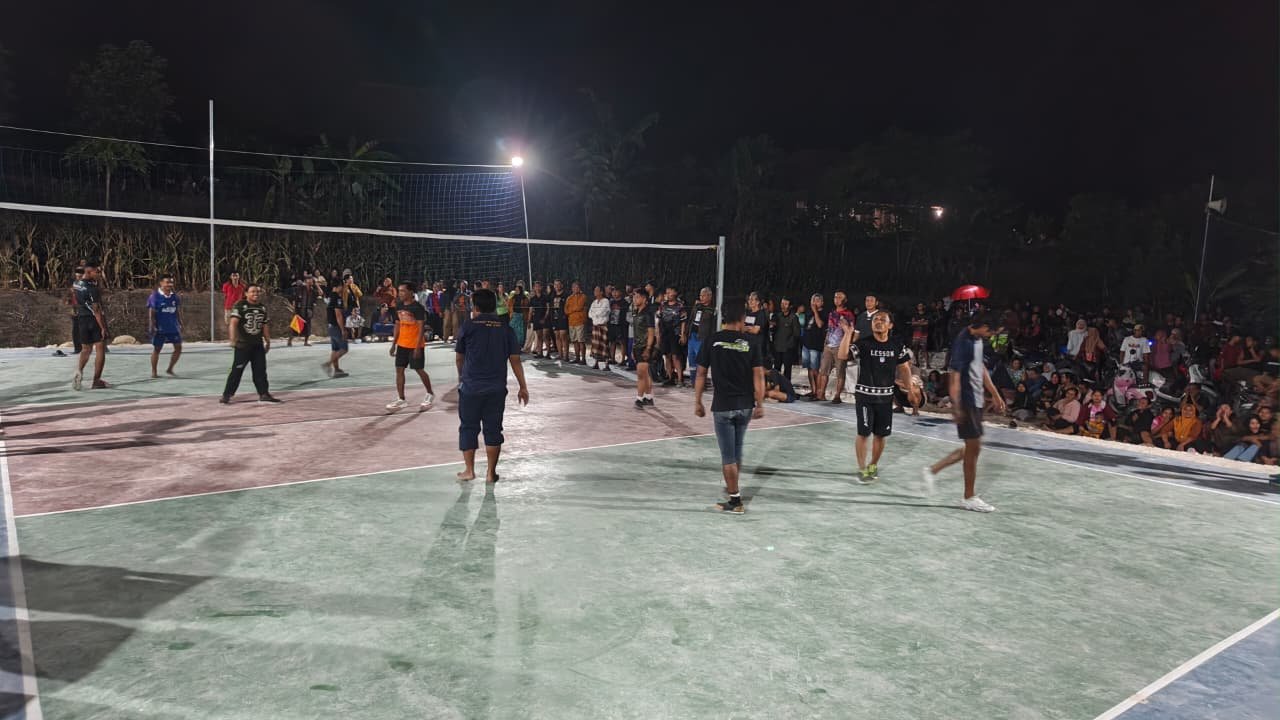 Hangatkan Suasana Malam, Satgas TMMD 129 dan Pemuda Desa Tlemang Tanding Bola Voli di Lapangan Baru