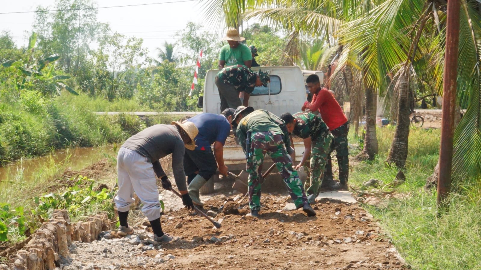 Gotong Royong Satgas TMMD dan Warga, Badan Jalan Bandar Raya Makin Kokoh