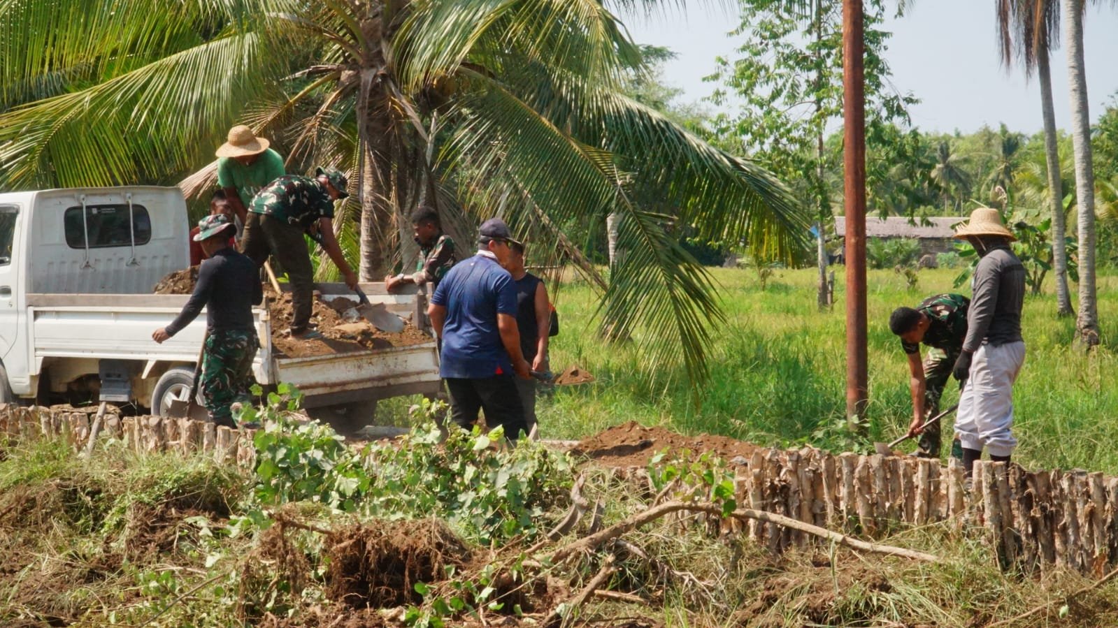 Gotong Royong Satgas TMMD dan Warga, Wujud Nyata Kebersamaan Membangun Desa