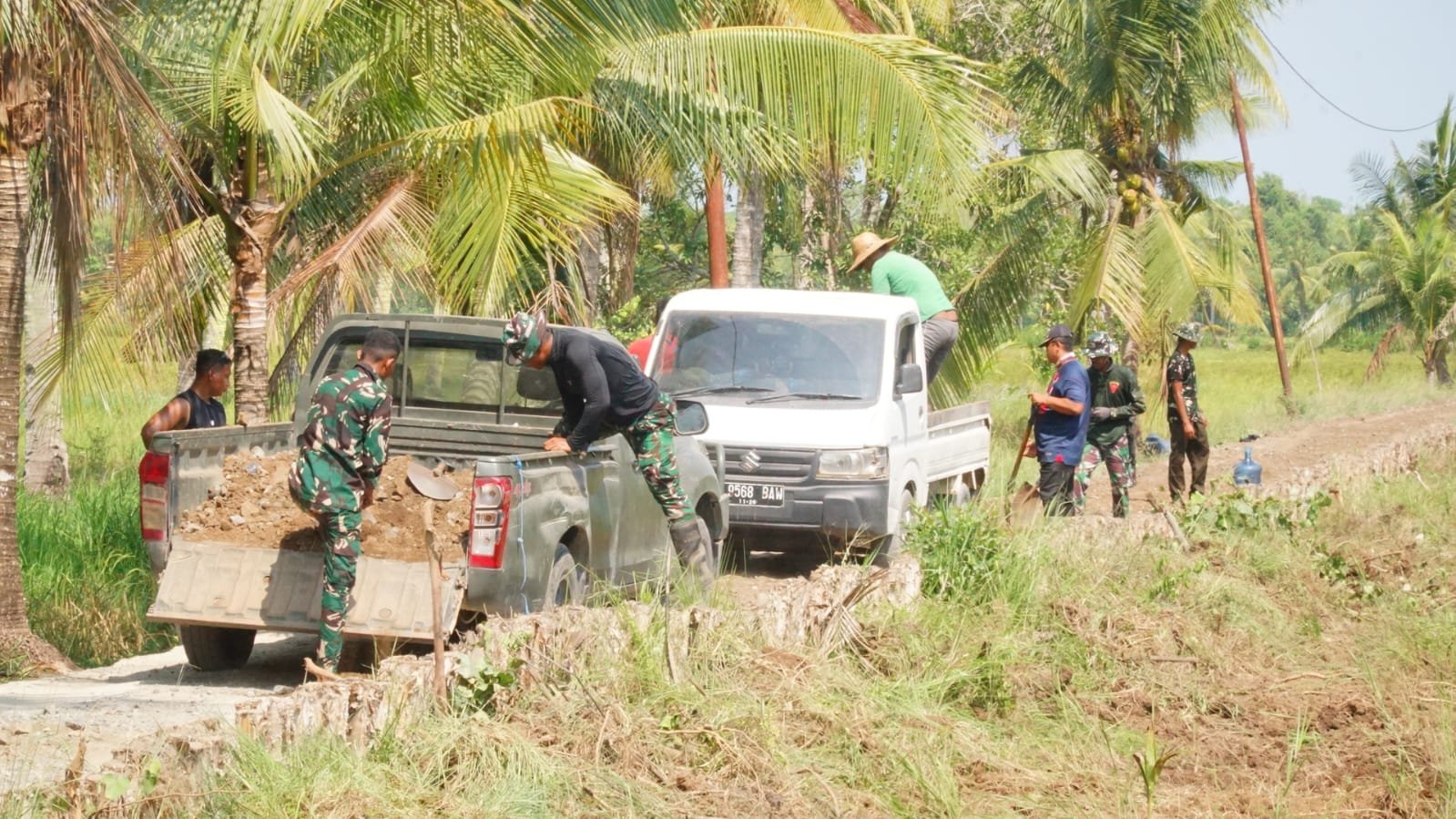 Sinergi TNI dan Masyarakat Percepat Pembangunan Jalan Desa Bandar Raya