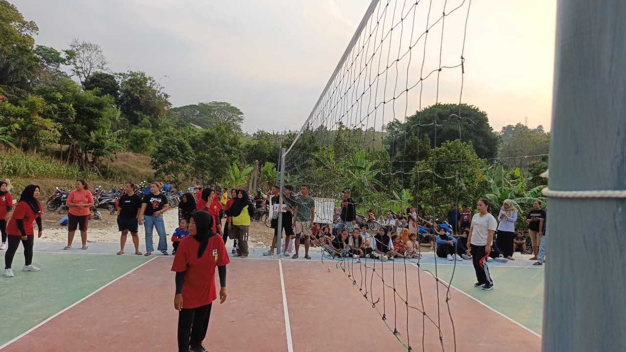Penuh Gelak Tawa dan Canda, Emak-Emak hingga Gadis Desa Tlemang Unjuk Kebolehan Main Voli Sore di Lapangan Baru Satgas TMMD 129