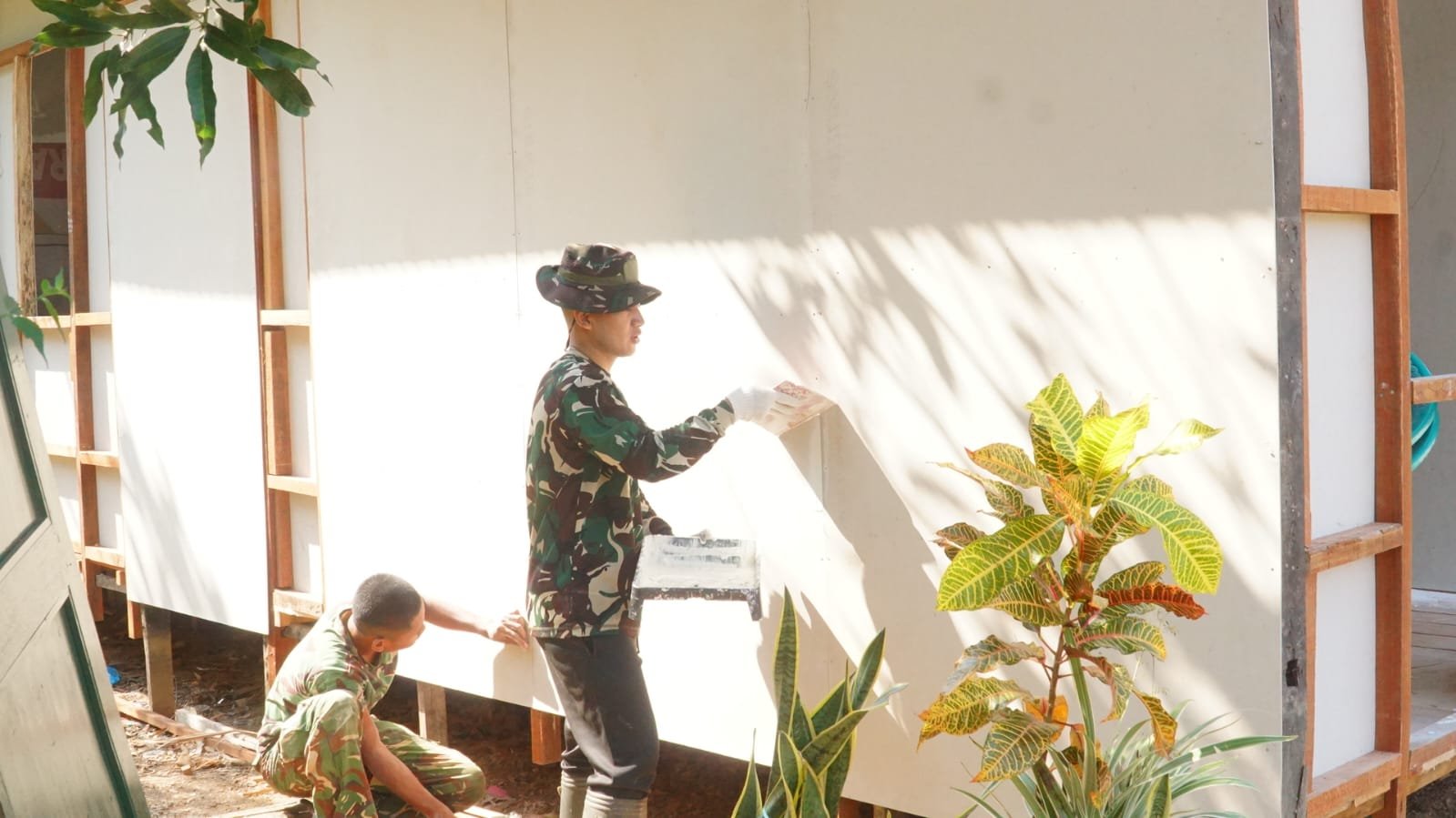 Dari Kerangka hingga Finishing, Satgas dan Warga Wujudkan Rumah Layak Huni
