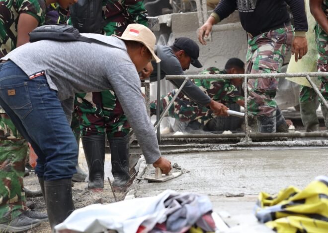 Bukan Sekadar Cor Jalan, Sentuhan Alat Manual Satgas TMMD ke 129 Kodim 0812 Lamonagn Rajut Kebersamaan dengan Warga