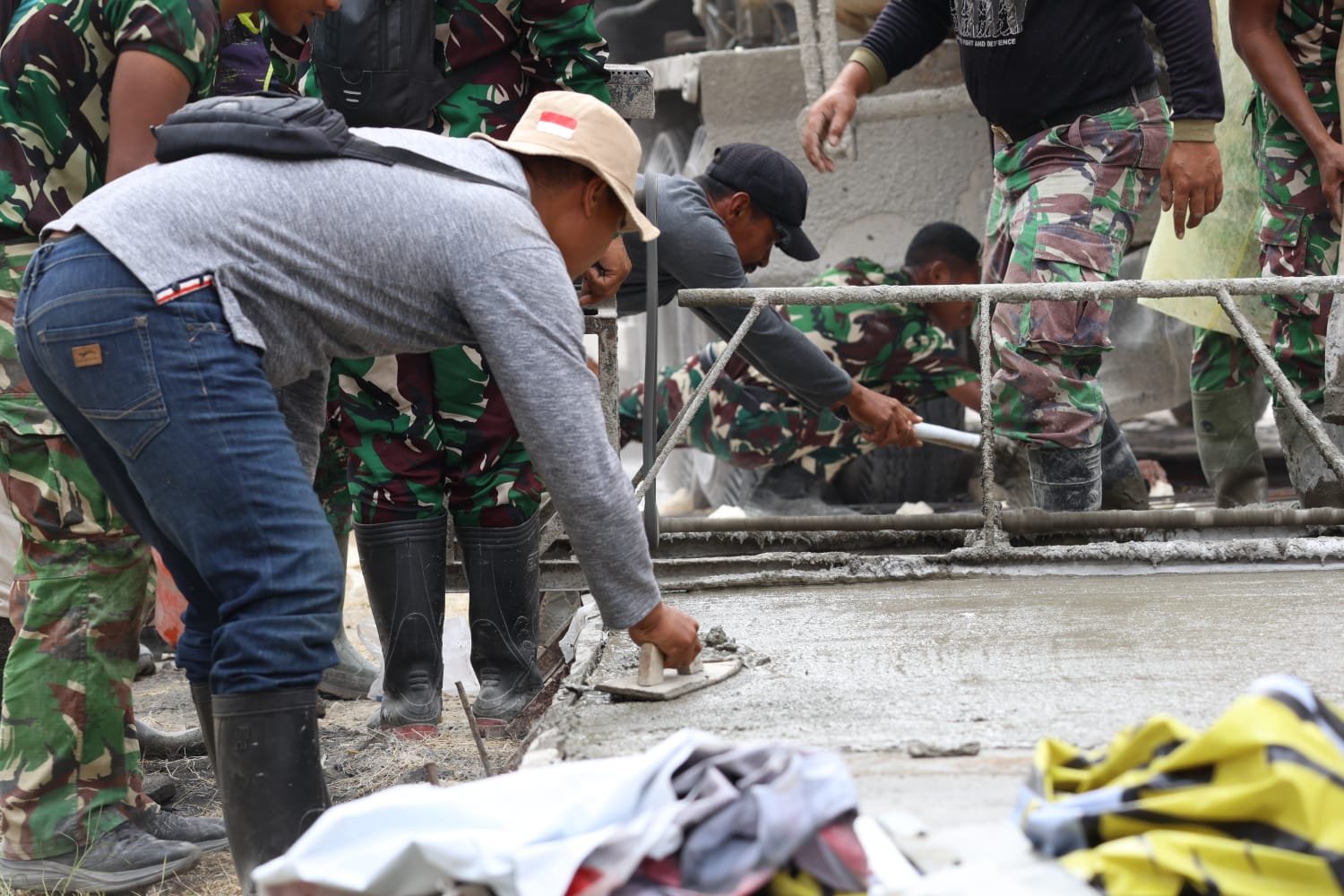 Bukan Sekadar Cor Jalan, Sentuhan Alat Manual Satgas TMMD ke 129 Kodim 0812 Lamonagn Rajut Kebersamaan dengan Warga