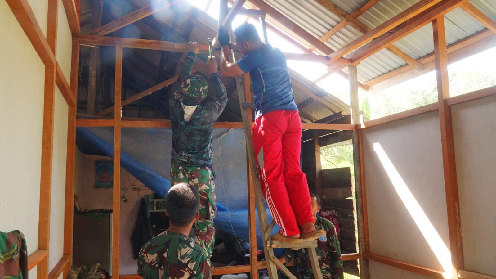 Gotong Royong Jadi Kekuatan, Pembangunan Rumah Warga Bandar Raya Terus Berjalan