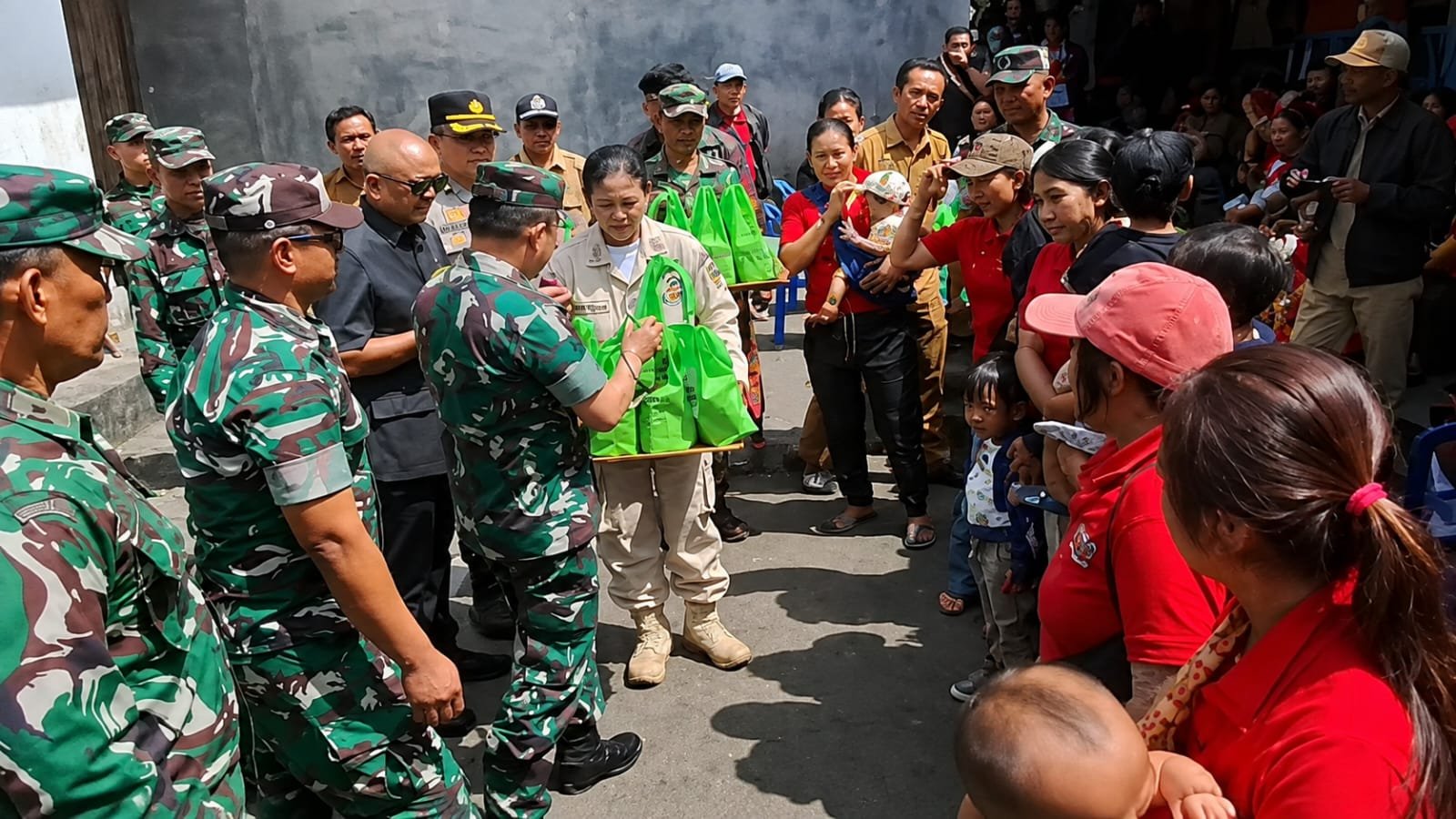 Katim Wasev TMMD ke-129 Tinjau Posyandu Balita dan Serahkan Paket Nutrisi