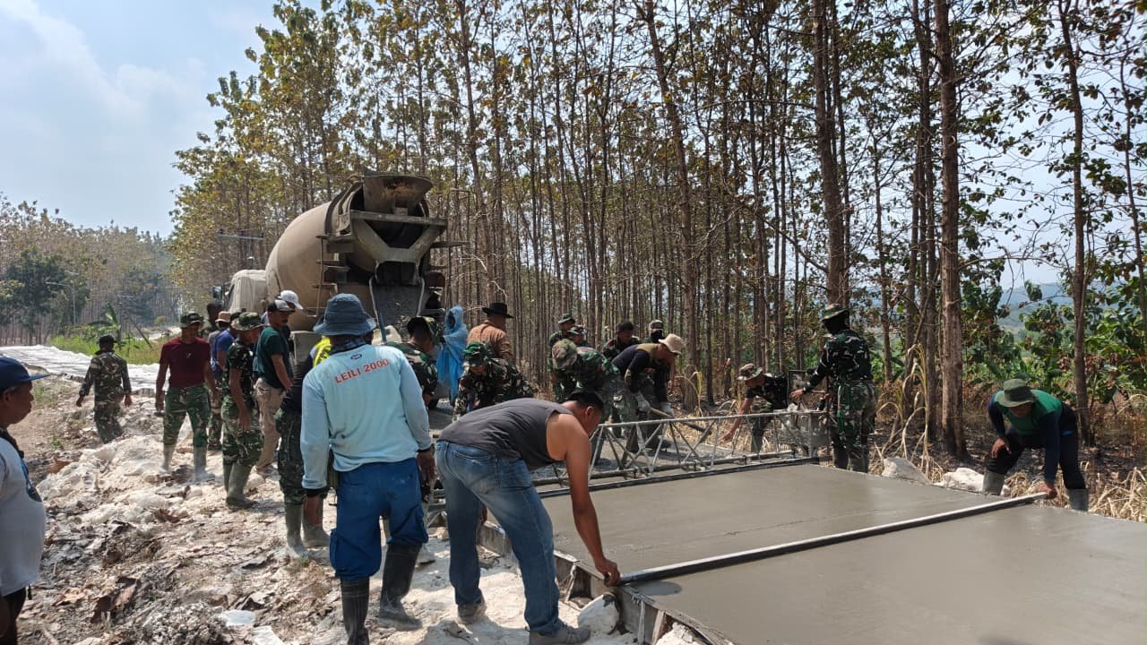 Capai Progres 70 Persen, Satgas TMMD 129 Terus Gencarkan Pengerjaan Jalan Rabat Beton di Desa Tlemang
