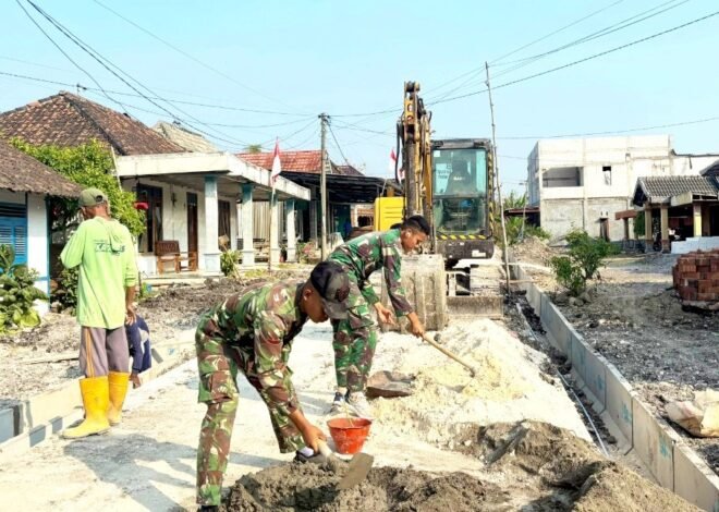 Menembus Terik Demi Pelosok Desa: Satgas TMMD 129 Bojonegoro dan Warga Kesongo Wujudkan Drainase Bebas Banjir