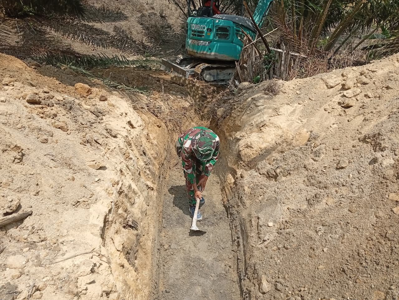 Alat Berat Turun Tangan, Satgas TMMD 129 Kodim 0413/Bangka Percepat Pemasangan Drainase Jalan