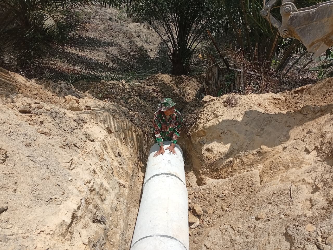 Cegah Jalan Cepat Rusak, Satgas TMMD 129 Bangka Fokus Benahi Drainase