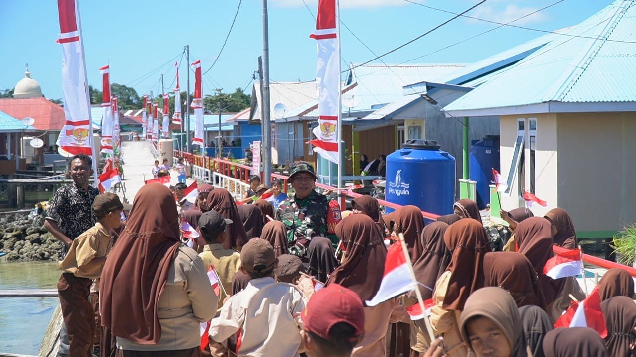 Siswa-Siswi Antusias Sambut Kunjungan Tim Wasev TMMD Ke-129 di Kepulauan Umbele
