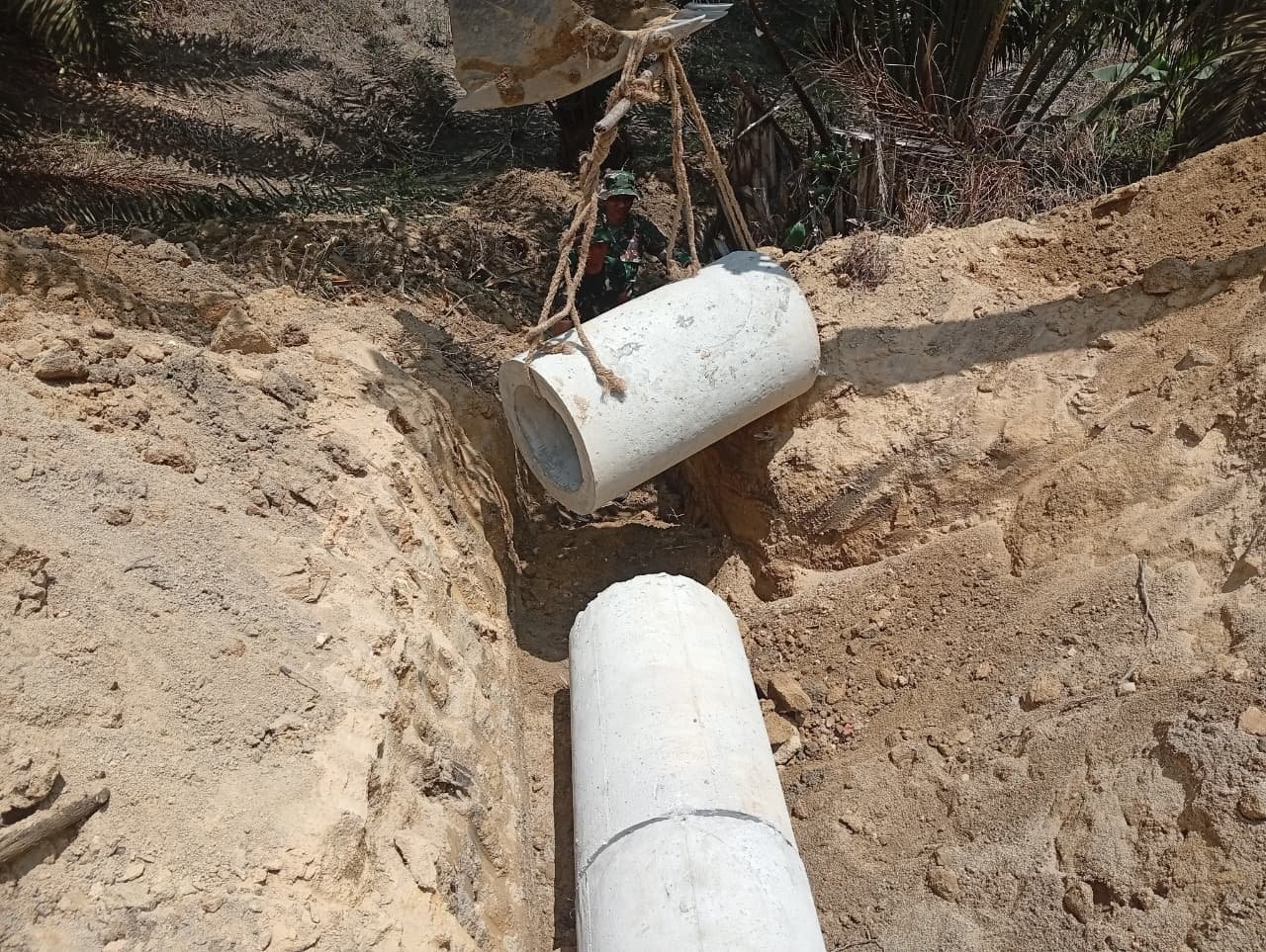 Kerja Cepat Satgas TMMD 129, Ekskavator Bantu Wujudkan Drainase Jalan yang Kokoh