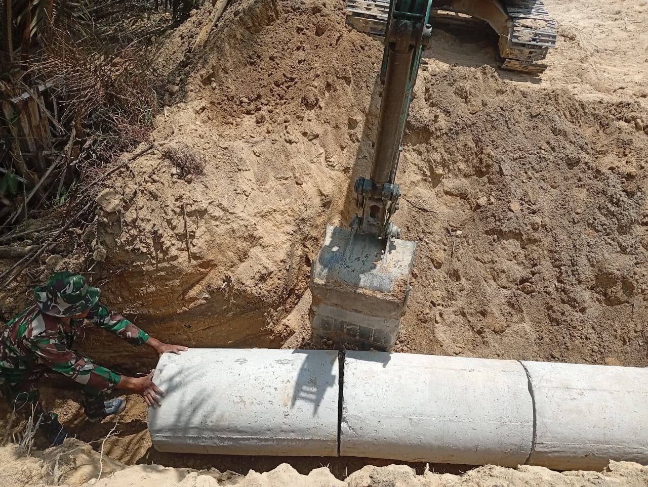 Drainase Lancar, Akses Warga Nyaman: Satgas TMMD 129 Bangka Perkuat Infrastruktur Jalan