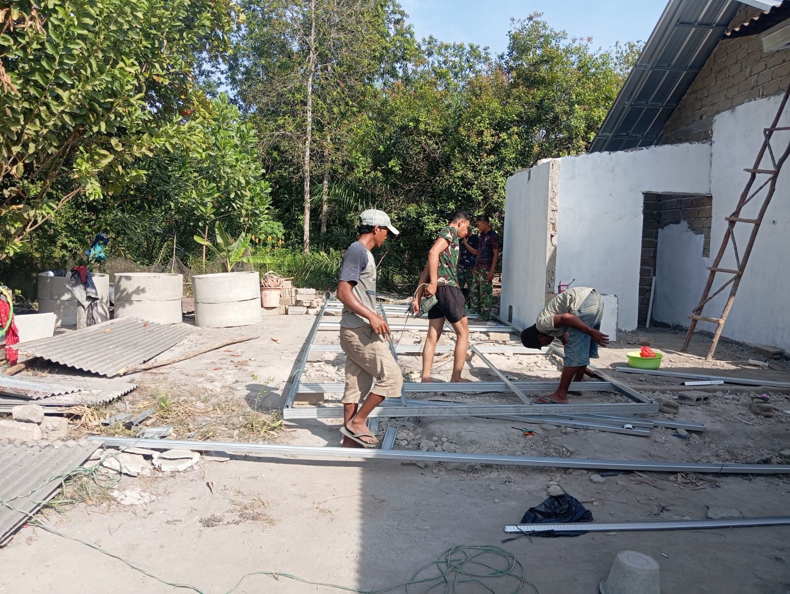 Gotong Royong Warnai Pembangunan RTLH, Satgas TMMD 129 Bangka Genjot Rangka Dapur Rumah Bapak Ardiansyah