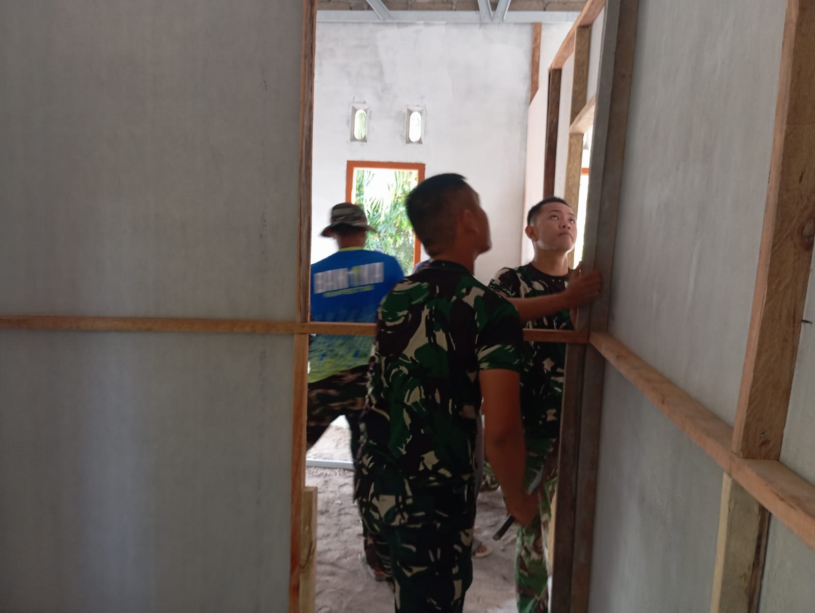 Interior Rumah Makin Rapi, Satgas TMMD 129 Kodim 0413/Bangka Pasang Dek Kamar RTLH