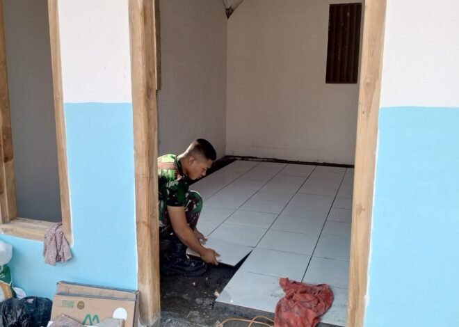 Wujudkan Impian Rumah Layak Huni, Satgas TMMD 129 Bojonegoro dan Warga Gotong Royong Pasang Keramik di Rumah Ibu Tini